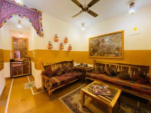 un soggiorno con due divani e un tavolo di Shanti Home a Jaisalmer