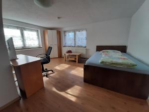 En eller flere senger på et rom på Biberach-Riss-Zimmer-frei, Einzel-Zimmer Bad Küche