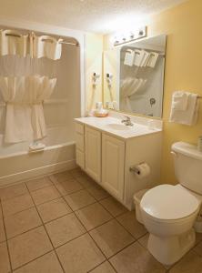 ein Badezimmer mit einem weißen WC und einem Waschbecken in der Unterkunft Paradise Resort in Myrtle Beach