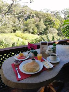 Breakfast options na available sa mga guest sa La Guayaba Monteverde