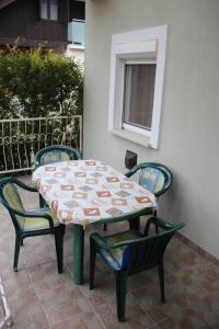 una mesa y sillas en un patio en Villa Prémecz en Zalakaros
