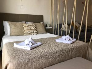 1 dormitorio con 1 cama con toallas en Cozy and Stylish Studio Apt just 800m from the beach - New on Booking!, en Albufeira