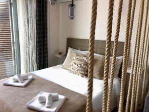 1 dormitorio con 1 cama con 2 toallas en Cozy and Stylish Studio Apt just 800m from the beach - New on Booking!, en Albufeira