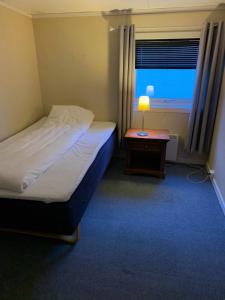 מיטה או מיטות בחדר ב-Mosjøen Overnatting, Cm havigs gate 18