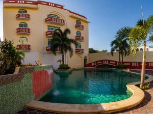 un hôtel avec une piscine en face d'un bâtiment dans l'établissement Casa Danna Huatulco, à Santa Cruz Huatulco