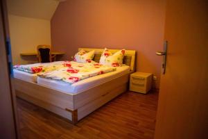 ein Schlafzimmer mit einem Bett mit vier Kissen darauf in der Unterkunft Gästehaus Schulz in Schenkendöbern