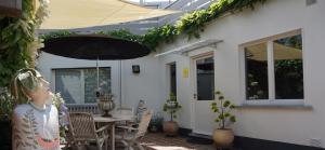 HalenBed 'n Blues ****的站在桌子旁的一位妇女,带雨伞