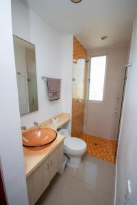 a bathroom with a sink and a toilet at Excelente Apartamento Palmetto con vista al mar in Cartagena de Indias