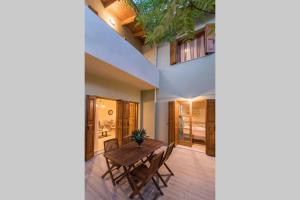 Patio alebo iná vonkajšia časť ubytovania Kamaraki-Apartments