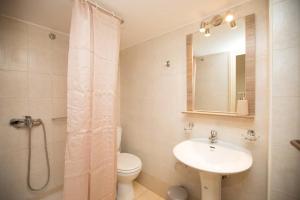 Kúpeľňa v ubytovaní Kamaraki-Apartments + 26 fotografií