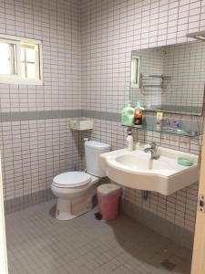 łazienka z toaletą i umywalką w obiekcie Yuan Fang Homestay w mieście Fanlu