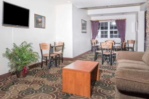 Ruang duduk di Microtel Inn & Suites by Wyndham Rice Lake