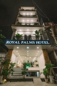 een hotel met een bord dat Royal Palms hotel leest bij Royal Palms Hotel in Tuy Hoa