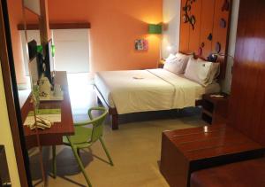 a hotel room with a bed and a desk and a room at MaxOneHotels.com at Sabang in Jakarta