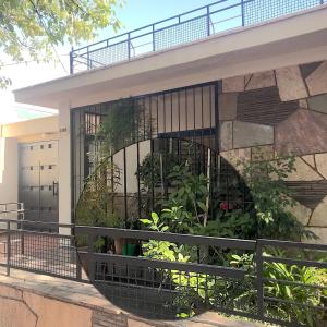 グアイマレンにあるNely's House en Mendozaの植物が植えられたバルコニー付きの建物