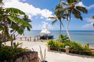 - Vistas a una playa con muelle y al océano en Coco de Mer Hotel and Black Parrot Suites, en Grand'Anse Praslin