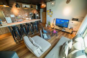 TV a/nebo společenská místnost v ubytování Homy Seafront Hostel