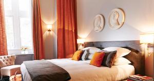 Un pat sau paturi într-o cameră la Maison D'Anthouard