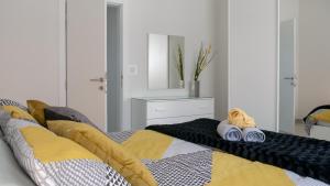 1 dormitorio con 1 cama con toallas en Mgarr Waterfront Cosy Apartment 2 by Ghajnsielem Gozo en Mġarr