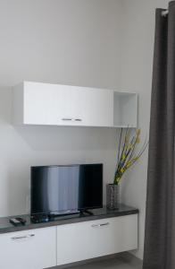 Televiisor ja/või meelelahutuskeskus majutusasutuses Mgarr Waterfront Cosy Apartment 2 by Ghajnsielem Gozo