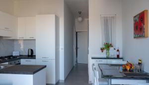 Cucina o angolo cottura di Mgarr Waterfront Cosy Apartment 2 by Ghajnsielem Gozo