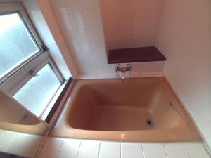 y baño con bañera y ventana. en Miki Hall Akabane, en Tokio