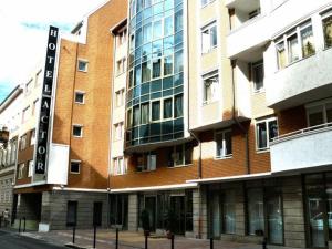 un edificio con un cartel en el costado en Actor Hotel Budapest en Budapest