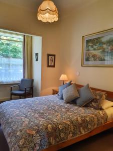 Poripori Homestead في تاورانجا: غرفة نوم بسرير كبير ونافذة +18 صورة