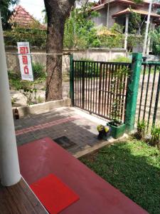 una puerta con una alfombra roja delante de un patio en Dinesh Guest House en Kataragama