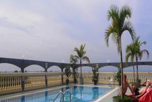 Majoituspaikassa Hotel Grand Continental Kuala Terengganu tai sen lähellä sijaitseva uima-allas