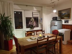kuchnia i jadalnia ze stołem i krzesłami w obiekcie słoneczne apartamenty w Krościenku