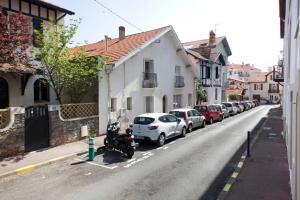 een straat met auto's aan de kant van de weg bij Atlantico - Arrosa in Biarritz