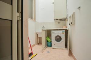 a laundry room with a washing machine in it at Dimora Apulia in Brindisi