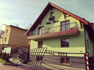 Un edificio con un cartel al costado. en Rosa, en Karpacz