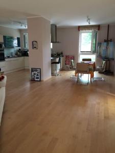 an empty living room with a wooden floor at Stadtnähe und doch mitten in der Natur in Salzburg