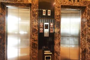 un par de ascensores en una estación de metro en Grand Cakra Hotel Malang en Malang