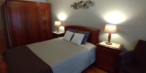 מיטה או מיטות בחדר ב-Apartamento Galerias