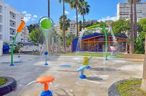 einen Spielplatz mit Wasserfontänen in einem Park in der Unterkunft Sol Torremolinos - Don Pedro in Torremolinos