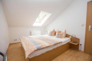 a bedroom with a bed with a skylight at Ferienhaus Waldschneise C am Jabeler See in Jabel