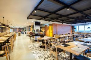 ibis Styles Bekasi Jatibening餐厅或其他用餐的地方