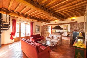 a living room with couches and a table at Agriturismo & Cantina Tenuta Casteani in Ribolla