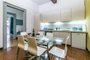 Кухня или мини-кухня в FamilyBO Apartments Santo Stefano
