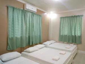 Postel nebo postele na pokoji v ubytování Sandscape Hotel