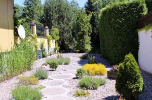 a garden with a stone path and bushes at Seebach Vermietung in Weisendorf