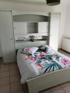 a bedroom with a bed with flowers on it at CHEZ MARTINE Appt climatisé 2 Chambres in Capbreton