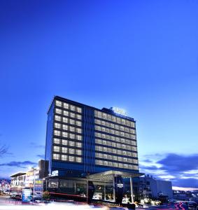 een hoog gebouw met een blauw licht erop bij Ankara Alegria Business Hotel in Ankara