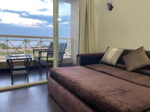 A bed or beds in a room at Porto South Beach Royal Sea view families صف اول بحر مباشر Még 37 kép