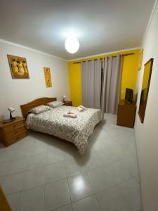 sypialnia z łóżkiem z dwoma ręcznikami w obiekcie OCEAN VIEW Quartos w Faro