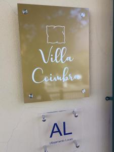 Un cartello su un muro che dice villa cambria di Villa Coimbra - Casa Inteira a Coimbra