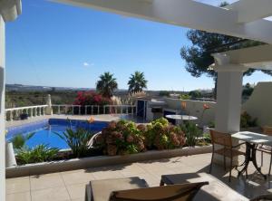 uma vista do pátio de uma casa com piscina em Villa Ponte Vista em Castro Marim